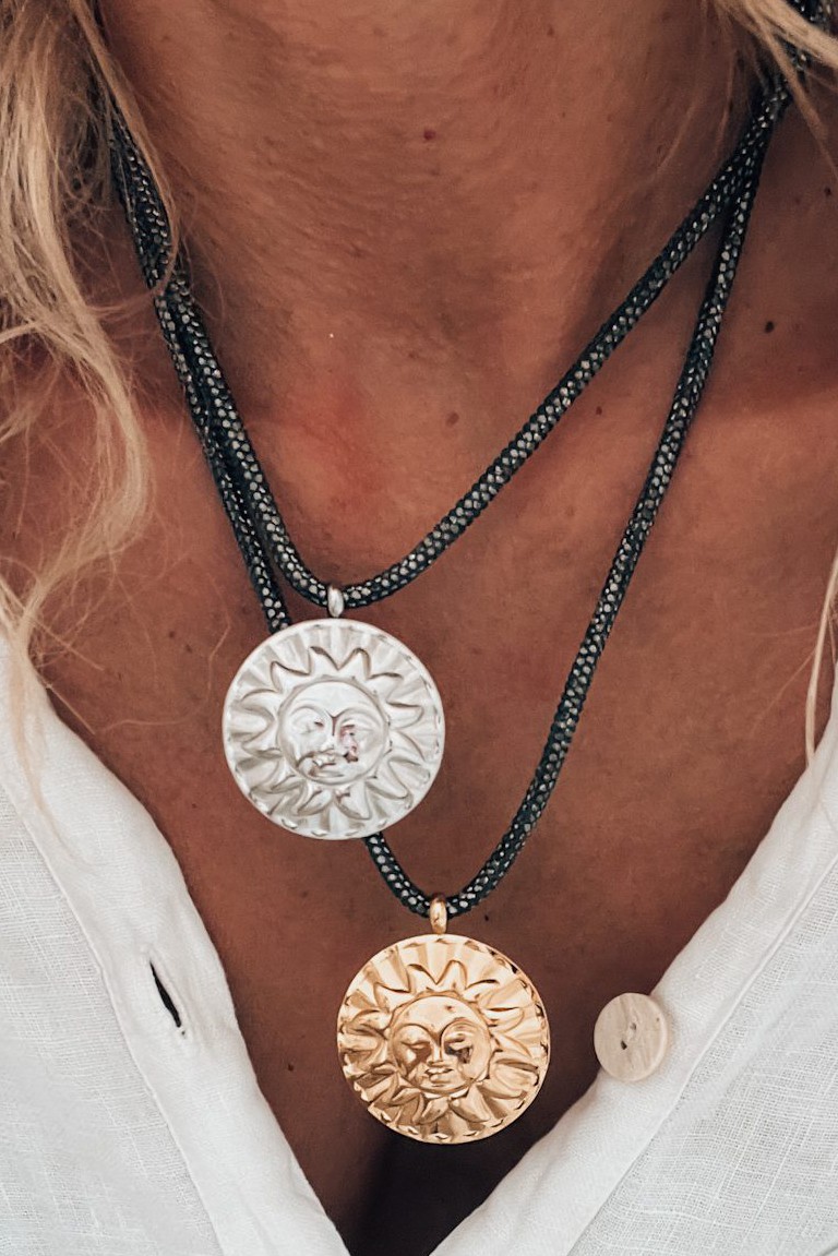κολιε κορδονι στρας με μεγαλο ηλιο goupi handmade jewels